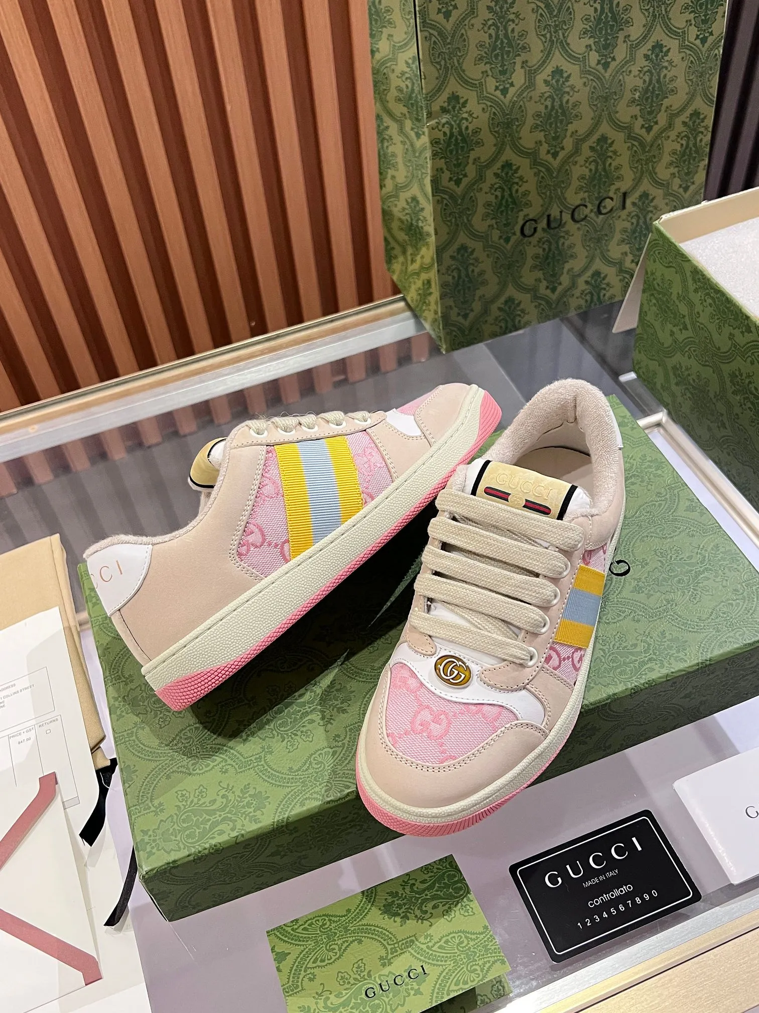 👟👟Ex-factory price 540👟👟 ⚡️Gucci Dirty Shoes Top factory quality, impeccable at the counter, the comfort is incredible. Retro distressed elements, washed retro logo on the tongue, metal double LOGO, 99% recognizable, full of Gucci elements; terry cloth lining, cowhide foot pads and 3mm latex are much more comfortable than real leather shoes. Environmentally friendly TPU wear-resistant outsole, soft and elastic. The inside of the tongue is made of imported elastic bands, which have great tension and won't strangle your feet. I don't develop the shoes without the original version. Only by getting the original version can the shoes be accurate and beat the market version instantly. Every stitch and every stitch is very tight and full. The debugging process is the most painstaking and requires no less than a hundred modifications before it is adjusted to the perfect state so that it can be worn comfortably by all foot types! Size 35-40 women’s model)